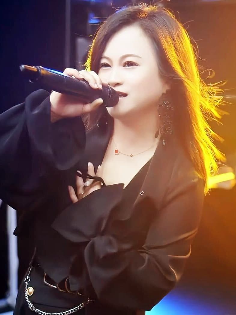 中国内地流行女歌手曹艺馨的高清写真图