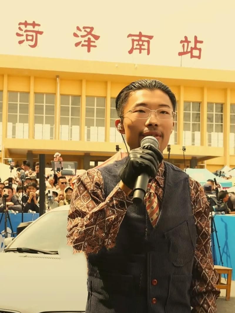 网络红人、歌手郭有才的写真图2