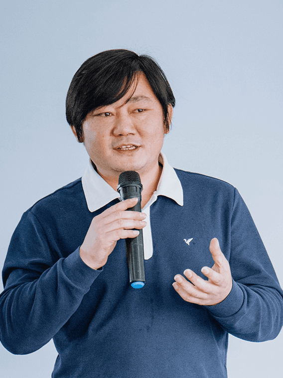 “张雪机车”创始人张雪的高清写真图