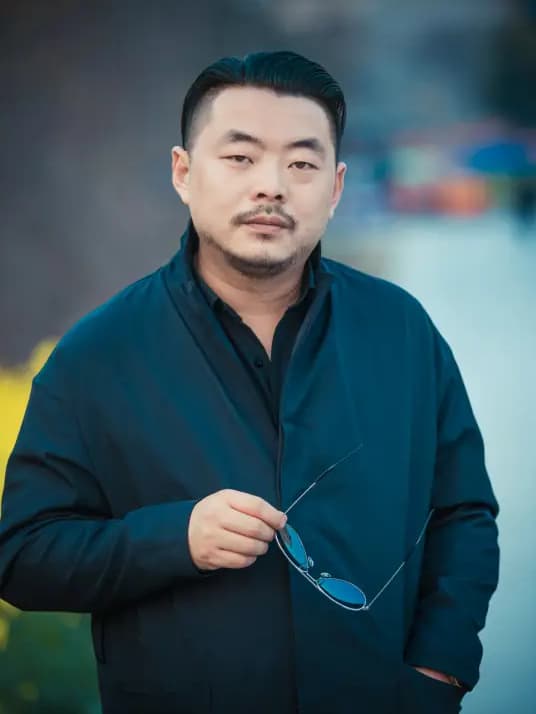 中国内地男演员、导演、编剧赵有亮的高清写真图