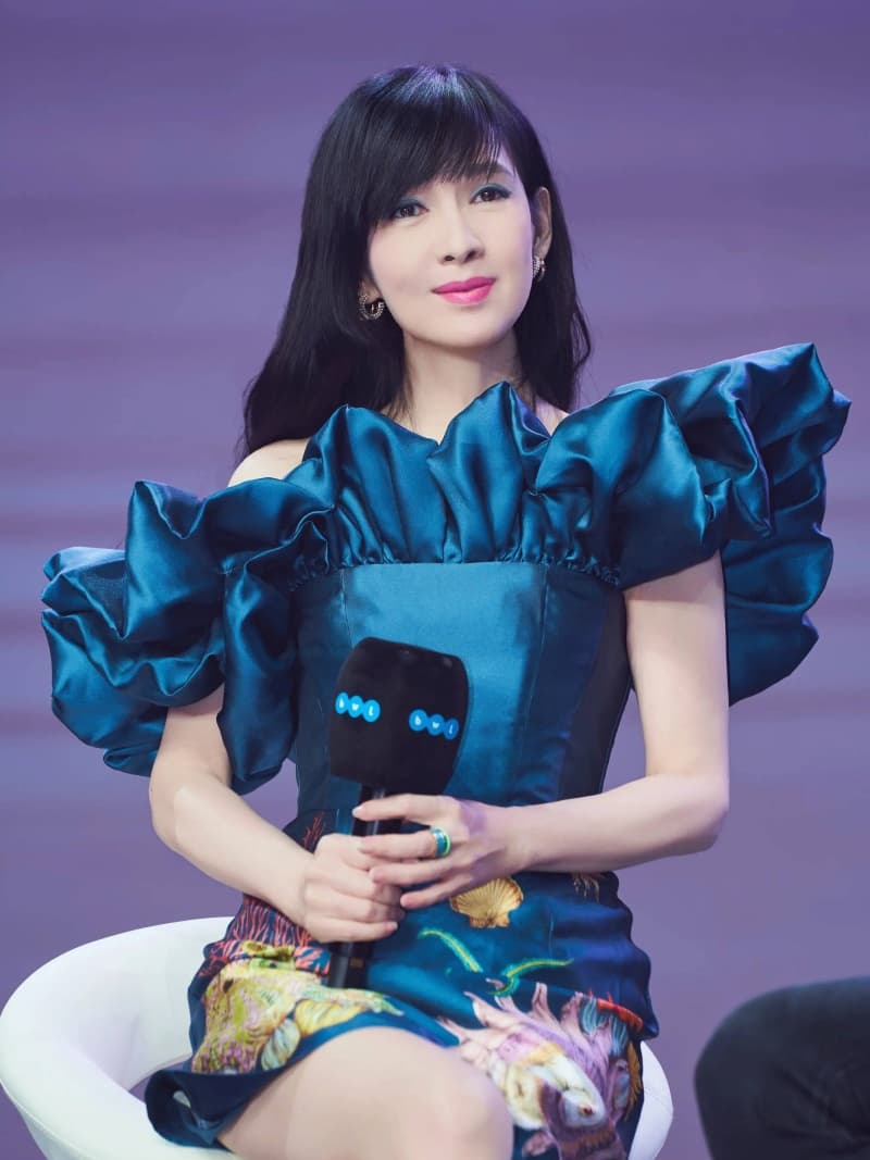 中国香港华语流行歌手周慧敏的高清写真图